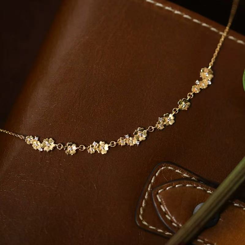A Vintage Elegant and Exquisite S925 Silver Synthetic Zirconia Cherry Blossom Necklace, Women's Collarbone Chain
